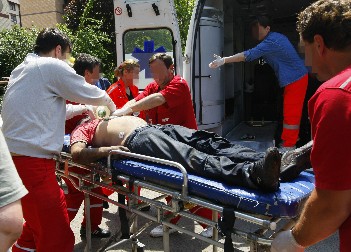 ČOVEKU SLOMILI SVE ZUBE, PA MU PUCALI U NOGU!? Užas u Kotežu, trojica napadača brutalno pretukla žrtvu