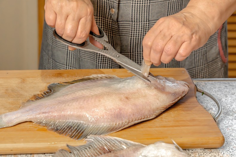 ČEMU SLUŽE METALNA ZUPCA NA MAKAZAMA? Nisu tu kao ukras, mogu mnogo da olakšaju posao u kuhinji