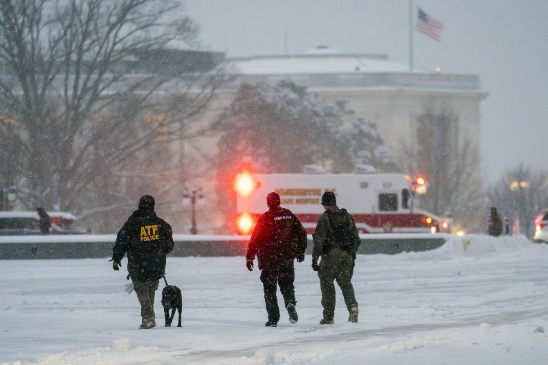 AMERIKA BROJI MRTVE IZ OLUJE Nevreme paralisalo celu zemlju, skače broj žrtava