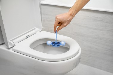 GODINAMA UNAZAD GREŠITE, EVO PRAKTIČNOG REŠENJA Kako se pravilno namešta osveživač za wc šolju?