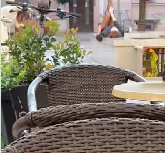 PROVOKATIVNA ŽENA UZNEMIRAVALA MUŠKARCE PO NOVOM SADU! Snimak srušio internet! (VIDEO)