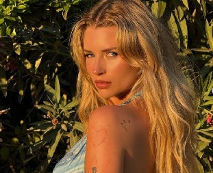 KONTROVERZNA SESTRA SLAVNE MANEKENKE POKAZALA SVOJE ZMIJSKO TELO  Izvajane obline stavila u prvi plan, pa izazvala pravi dar-mar