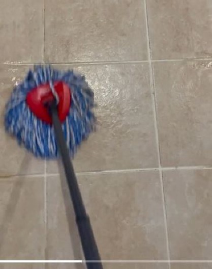 ČISTITE FUGE ZA MINUT BEZ RIBANJA Isprskajte ovo sredstvo i imaćete kupatilo kao iz časopisa