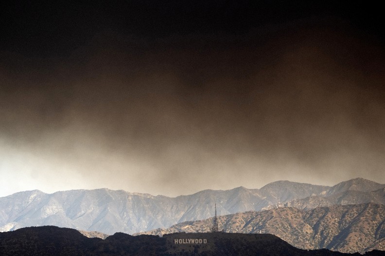 VATRA GUTA HOLIVUD, OVO MU JE KRAJ? Bukte požari u Los Anđelesu, čuveni simboli prete da NESTANU! (FOTO/VIDEO)