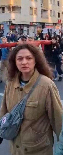 RASPADA SE Mila Pajić u potpunom psihičkom rastrojstvu došla na protest (FOTO)