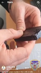 CARINICI ODMAH PROVALILI CRNI KOCKASTI PREDMET Otkrili džepni pištolj na preklop sa DVA metka