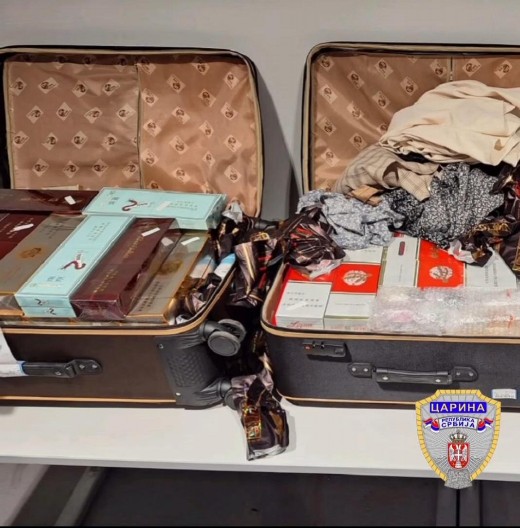 CARINICI BILI UBEĐENI DA SU SRELI ČUVENOG DEL BOJA Švercer imao dve torbe sa 300 komada bodeža i časovnika