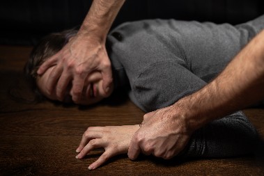 PRETIO DA ĆE UBITI DEVOJKU I SEBE AKO GA PRIJAVI POLICIJI Ženu tukao i držao u kućnom pritvoru!