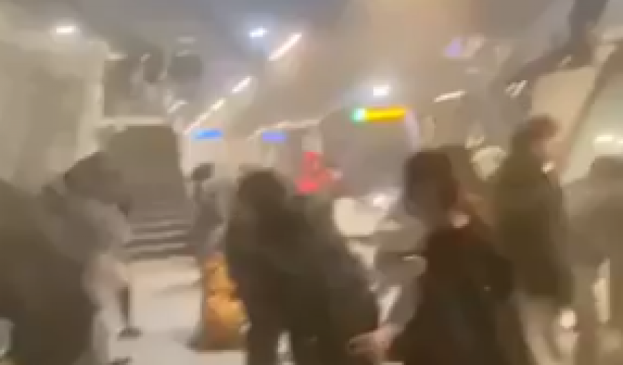 PUTNICI RAZBIJALI VRATA DA POBEGNU IZ TRAMVAJA! U jezivom sudaru povređeno 68 osoba, za tri decenije ne pamte ovakav užas! (VIDEO)