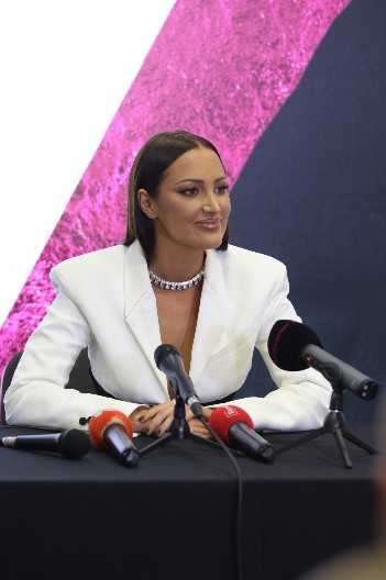 ALEKSANDRA PRIJOVIĆ PRVI PUT U JAVNOSTI NAKON VESTI O TRUDNOĆI Evo kako izgleda i ko joj pravi društvo!