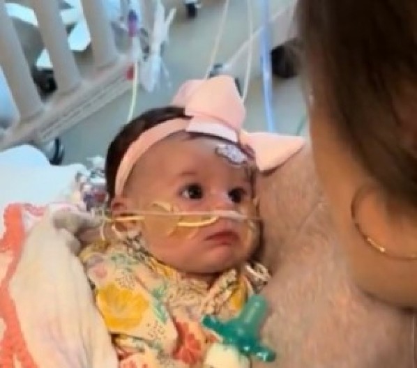 TEK ROĐENA BEBA PREŽIVELA JE OPERACIJU SRCA Prvi zagrljaj i njena reakcija na mamu rasplakali su svet! (VIDEO)