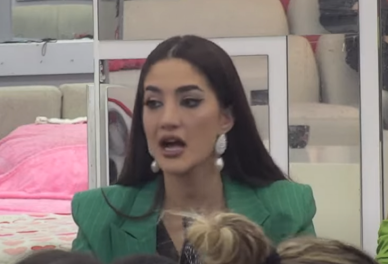 "ONA TREBA NA LEČENJE" Bizaran momenat Anđele Đuričić: Evo šta radi na krevetu misleći da je kamere ne snimaju (FOTO)