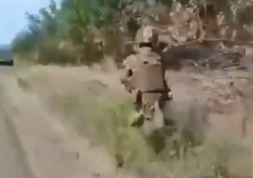 RUSKI VOJNIK SA ZAVIDNOM SMIRENOŠĆU ZADAO FATALAN UDARAC: Razneo je neprijatelja u vazduh (VIDEO)