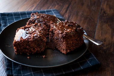 RECEPT ZA NEODOLJIVI KOLAČ Prava domaća poslastica sa brusnicama, suvim grožđem i grizom
