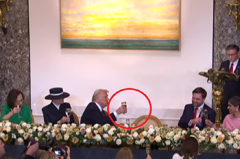 O OVOM GESTU SVI PRIČAJU! Tramp je umesto šampanjca pio vodu, reč je o dubokom simboličnom značenju (FOTO)