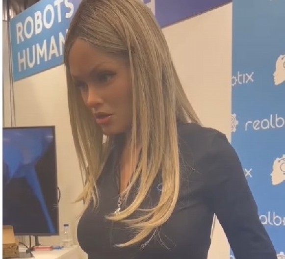 LUDILO ILI POTREBA KOJA MENJA ŽIVOT Robot devojka koja šokira i mačak koji vam hladi kafu..