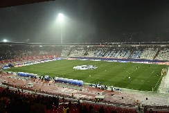 HLADNA UVERTIRA PRED MEČ Navijači Zvezde grudvama gađaju igrače PSV-a (VIDEO)