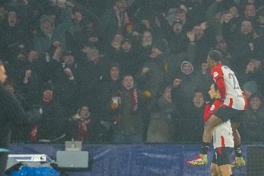 LUDNICA U HOLANDIJI Fejenord bacio moćni Bajern na kolena, Terzić i Ratkov videli "petardu" Reala