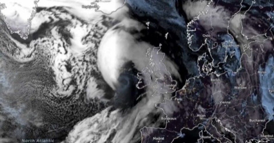 IMA MRTVIH U APOKALIPTIČNOM NEVREMENU U EVROPI Vetrovi od 200 na sat čupaju drveće, talasi od 16 metara, MILION LJUDI BEZ STRIJE (FOTO/VIDEO)