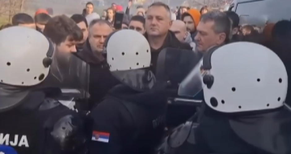SUKOB OPOZICIONARA I POLICIJE NA PRAGU RUMENKE! Političari stigli na most sa televizijskim ekipama, posle ultimatuma policiji krenuo haos (VIDEO)