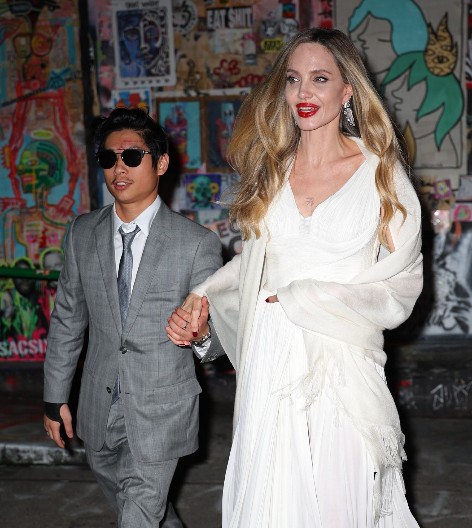 ŠTA SE OVO DEŠAVA? OPET IZAZVAO NESREĆU, A TEK SE OPORAVIO Sin Anđeline Džoli i Breda Pita divljao po ulici, isplivao i snimak, sve se vidi