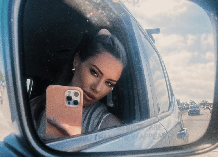 ŠPAGA KEBINE ĆERKE DIGLA PRAŠINU! Nataša Kojić objavila vreli snimak, dekolte u prvom planu dok se isteže na strunjači