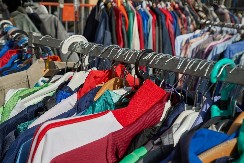 ŠEFICIN MANTIL OD 600 EVRA PRODALA ZA 200 DINARA: Prodavačica polovne robe napravila veliki propust, jedna stvar spasila je otkaza!