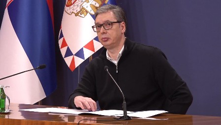 ''VEĆ DANIMA I NEDELJAMA TRAJU NAPADI NA STRANAČKE PROSTORIJE SNS ŠIROM SRBIJE'' Predsednik Vučić o povodu za incident u Novom Sadu