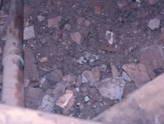 OSETILA DA SE DASKA NA PODU POMERA, PA PRONAŠLA JEZIVU KNJIGU Kada je videla šta piše unutra, zanemela od šoka! (VIDEO)