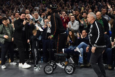 "GROBARI" U DELIRIJUMU Lesor stigao u Arenu sa prelepom Trejsi (VIDEO)