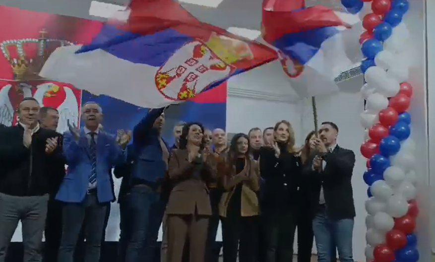 VIJORI SE SRPSKA TROBOJKA, NAROD UZVIKUJE "SRBIJA,SRBIJA" Pogledajte dirljiv snimak sa mitinga Srpske liste u Donjoj Gušterici (VIDEO)