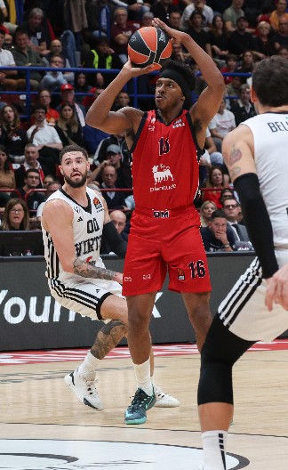 ZBOG TOGA SAM POSTAO BOLJI ČOVEK Miljenik "grobara" se poklonio Srbiji