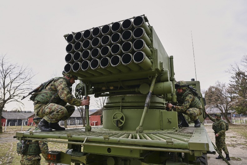 SRPSKI "OGANJ" GRUVA KAO SVETI ILIJA Ministarstvo odbrane prikazalo modernizovane višecevne lansere raketa M-17 (FOTO)
