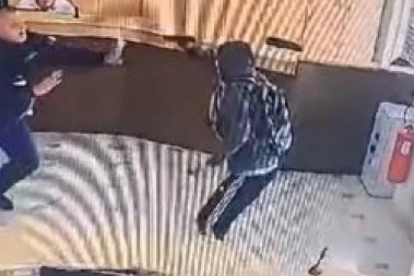 GOLIM RUKAMA NA PIŠTOLJ Radnik obezbeđenja sprečio pljačku banke u Mostaru (VIDEO)