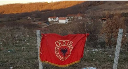 RODITELJI SRPSKE DECE U ORAHOVCU PRESTRAVLJENI: Na igralištu postavljene zastave Albanije i OVK (FOTO)