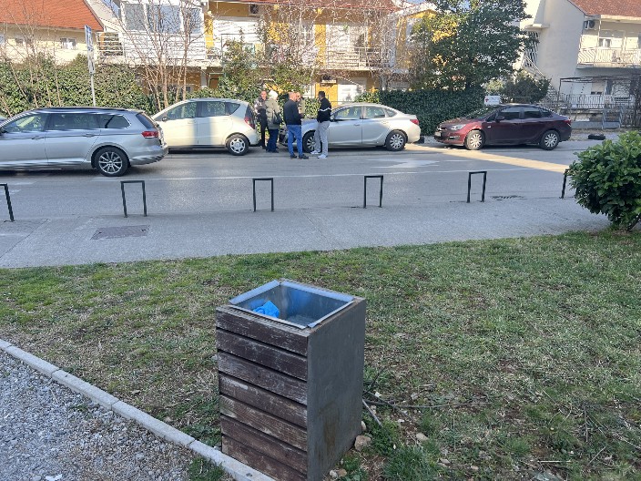 OVO JE KANTA U KOJOJ JE NAĐENA MRTVA BEBA Na manje od 100 metara tu je dečje igralište, stanovnici podgoričkog naselja u šoku (FOTO)