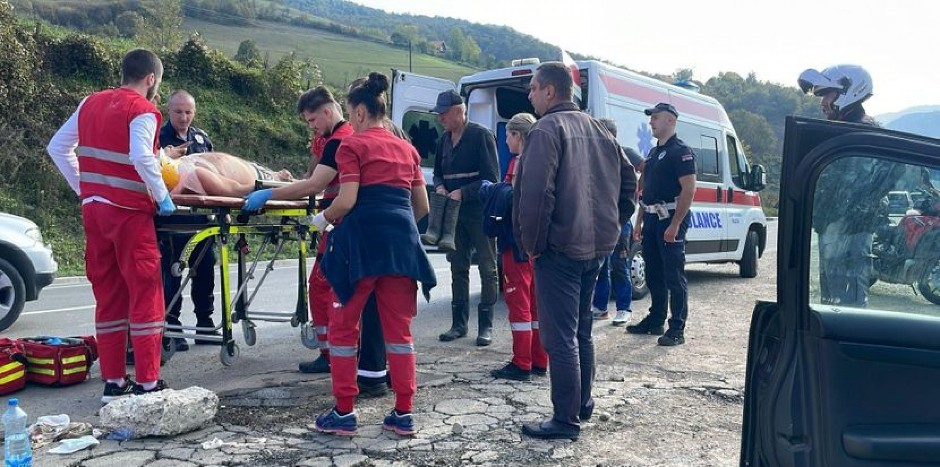 DEVOJKA U RATKOVU POKOSILA INVALIDA NA PEŠAČKOM DOK JE IŠAO S HODALICOM! Pešak u komi, a osumnjičena u šoku