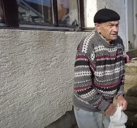 DEKA RUČAO U RESTORANU KADA JE NEKO UŠAO I ZAUSTAVIO MU DAH Kao paralisan držao je hranu a onda briznuo u plač