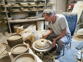 ZA OVO MALO SELO U SRBIJE ČUO JE CEO SVET Dragoslav je majstor svog zanata, a u njegovim amforama čuvaju se najskuplja vina