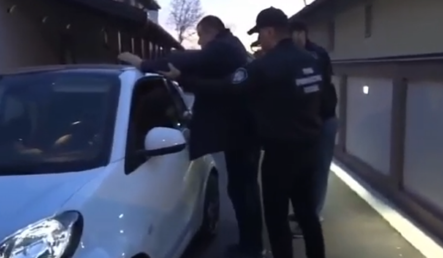 SNIMAK HAPŠENJA MILORADA GRČIĆA! Gradonačelnik Obrenovca uhapšen u akciji borbe protiv korupcije (VIDEO)