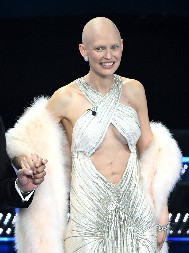 SUPERMODEL BIANCA BALTI PONOVO NA SCENI Vodila Sanremo odmah nakon hemoterapije, "dijagnoza mi je izgledala kao smrtna presuda"