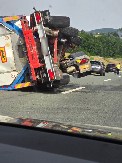 PREVRNULA SE CISTERNA SA NEPOZNATOM MATERIJOM Usporen saobraćaj od Sirakova ka Požarevcu
