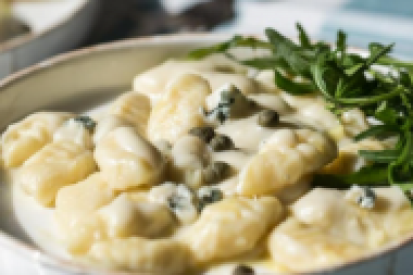 NJOKE U BELOM SOSU Slanina im daje poseban šmek, za savršen ručak