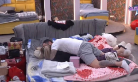 AKCIJA ANELI I LUKE BEZ POKRIVAČA! Legao preko nje, gledaoci u šoku! (FOTO)