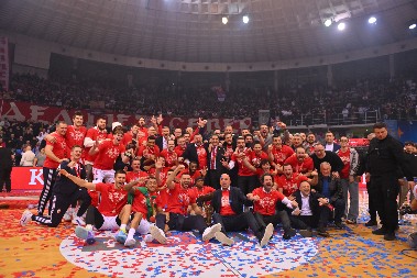 ZVEZDINA PETICA U KUPU RADIVOJA KORAĆA Crveno-beli posle neviđene drame srušili Partizan i osvojili prvi trofej u sezoni