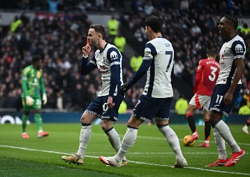 "CRVENI ĐAVOLI" NASTAVLJAJU DA TONU Sudar posrnulih velikana pripao Totenhemu