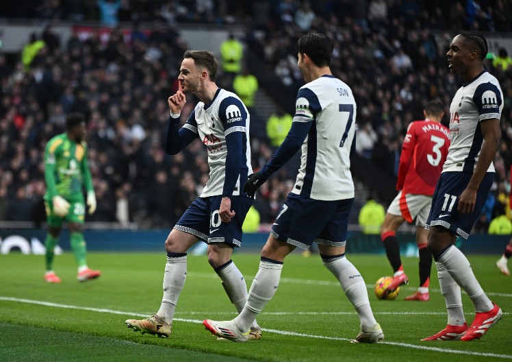 "CRVENI ĐAVOLI" NASTAVLJAJU DA TONU Sudar posrnulih velikana pripao Totenhemu