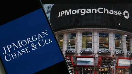 NAJVEĆA BANKA NA SVETU U PROBLEMU Bankomati greškom izbacivali sulude količine para – usledio i epilog