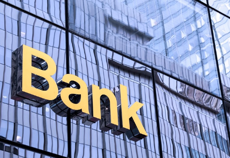 PROPALA JE BANKA, ALI RADNICIMA NIJE LOŠE Imaju plaćeni odmor, bolje im je posle bankrota