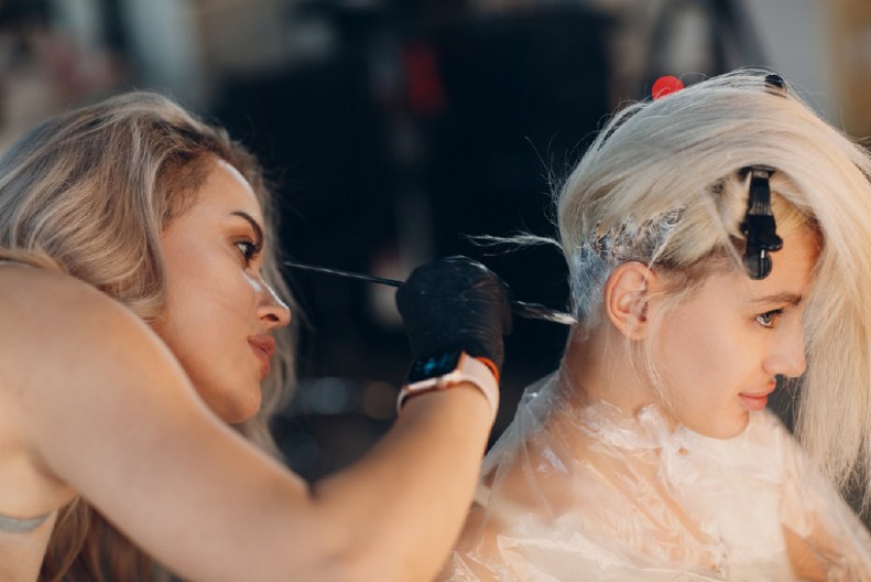 APSTRAKTNA UMETNOST NA KOSI Moja nesrećna avantura sa farbanjem